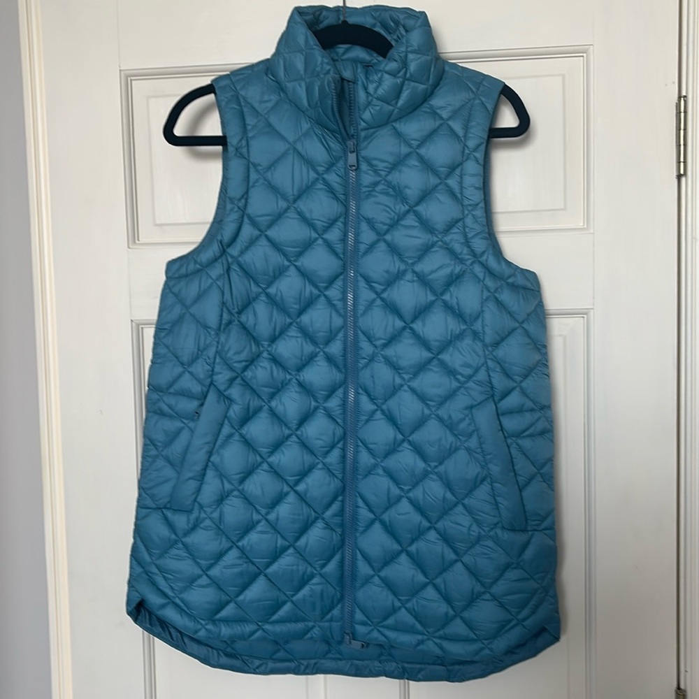Like new, work once. Athleta Whisper Featherless vest. blue. Size medium tall